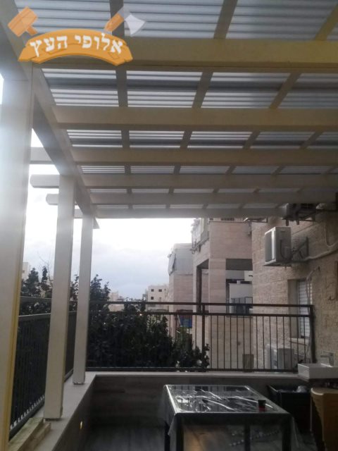 קירוי פרגולה עם סנטף במרפסת קומה שלישית. צילום: שרון פרגולות