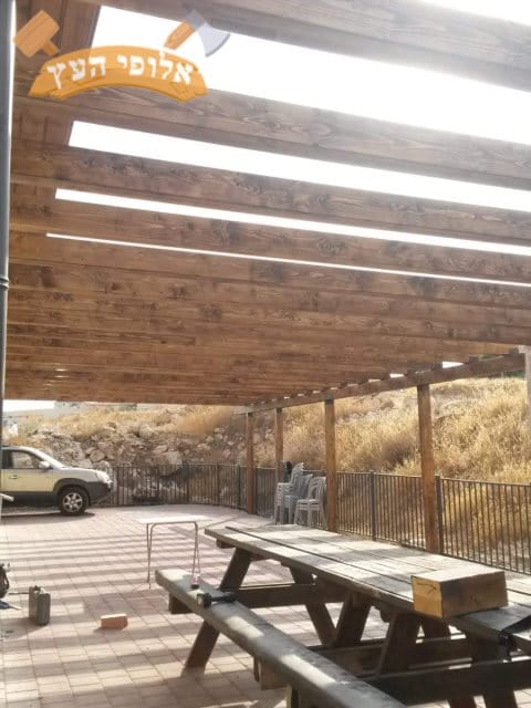 פרגולה מעץ אורן ברחבה של בית כנסת. צילום: שרון פרגולות