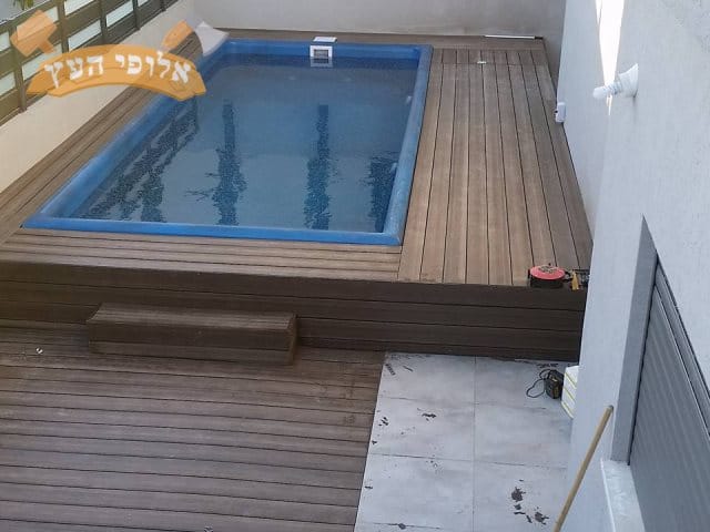 חידוש דקים מסביב לבריכה צבע כהה. צילום: אסף פרגולות