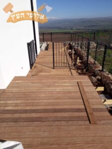 דק לגינה בצורה מדורגת עבודה מקצועית ומיומנת. צילום: ווד מסטר