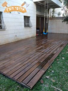 דקים מותקנים בגינה להנאת הילדים. צילום: שרון פרגולות