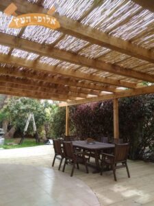 מחירון עבודות עץ - כל סוגי העבודות. צילום: שרון