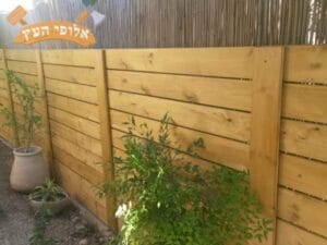 גדר עץ איכותית כולל חיפוי במבוק. צילום: שרון פרגולות