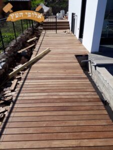 דק איפאה מותקן על שביל מסביב לבית. צילום: ווד מאסטר