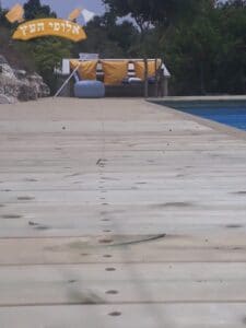 דקים מותקנים מסביב לבריכה. צילום: ווד מאסטר