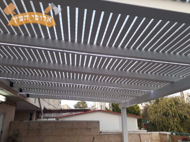 פרגולה לבנה כולל הצללה