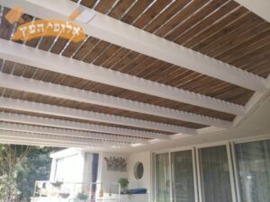 בניית פרגולה מעץ הטיק כולל הצללה בבית פרטי בשכונת אגמים באשקלון