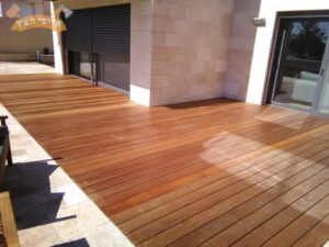 דק מעץ אורן צבוע כולל לכה לשימור העץ