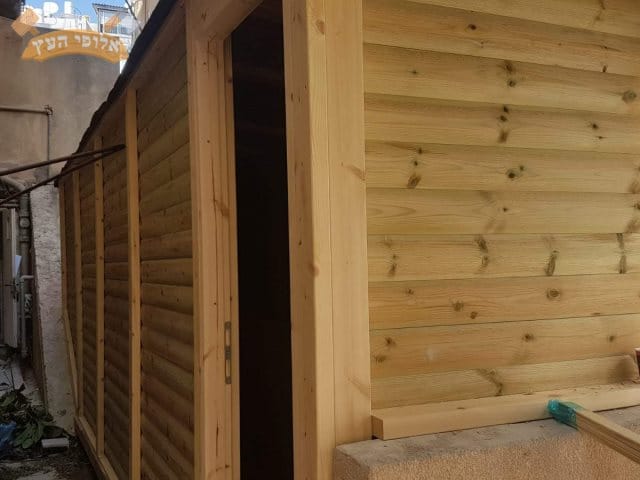 ביצוע של תוספת בניית חדרים מעץ צמוד לבית פרטי. צילום: שחר