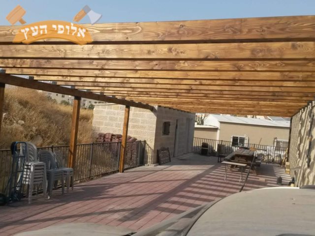פרגולה מעץ צבוע כ-30 מ"ר בדרום