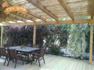 פרגולה מעץ אורן כולל הצללה מעץ במבוק בדירה בשכונת נאות לון בבאר שבע