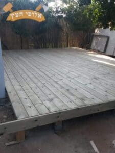 סגירה מסביב לחצר בבית על ידי גדר במבוק כולל עמודים