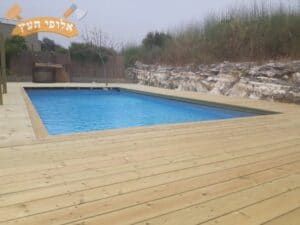 בניית דק על אדמה מסביב לבריכה כולל יסודות ליציבות ויישור המקום. צילום: ווד מאסטר