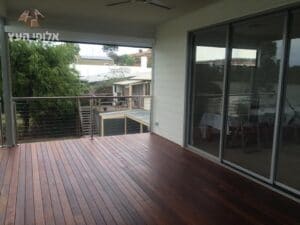 משטח דקים כ30 מטר ביציאה מויטרינה בסלון בבית בצפון