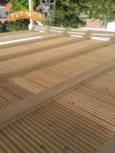 פרגולה מעץ כולל הצללה בעץ למרפסת בית פרטי בשדרות בשכונת נאות המייסדים