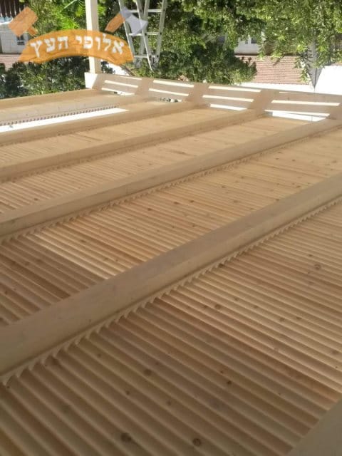 פרגולה מעץ כולל הצללה בעץ למרפסת בית פרטי בשדרות בשכונת נאות המייסדים