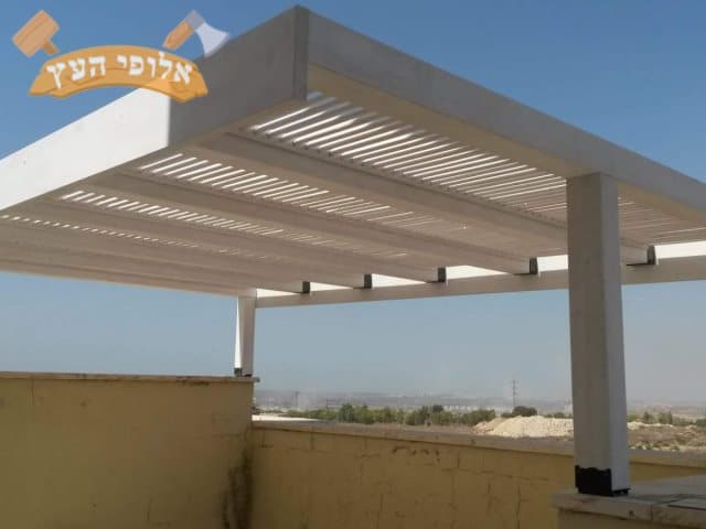 פרגולה מעץ למרפסת דירת פנטהאוז בשכונת נווה רבין באור יהודה