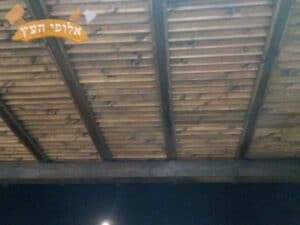 פרגולה מעץ עם הצללה בבית בשכונת גני שמואל שבקריית מלאכי