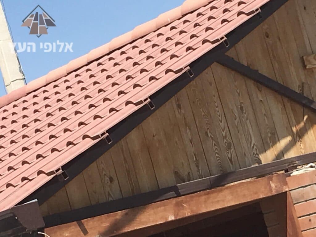 הקמת גג רעפים למבנה צימר מעץ