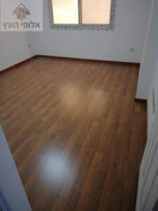 פרקט LVT פולימרי מותקן בחדר