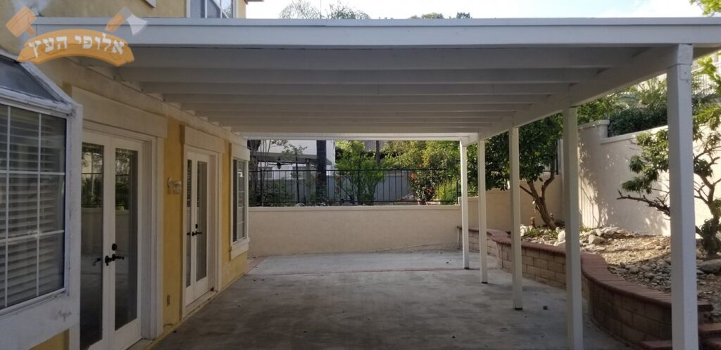 פרגולה לבנה בחצר אחורית בבית פרטי ביבנה