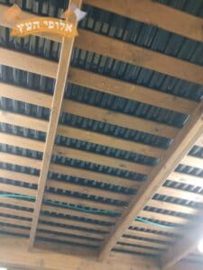 פרגולה סגורה כולל סנטף למניעת חדירת מים וקירות מבמבוק