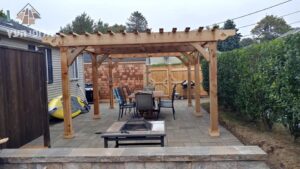 בניית פרגולה מעץ בחצר אחורית של בית פרטי בחולון