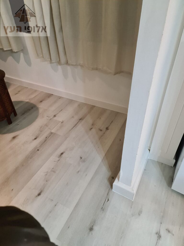 פרקט למינציה בהיר נוטה ללבן מותקן בדירה