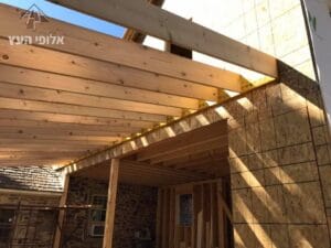 פרגולה מעץ במרפסת בבית פרטי בירושלים