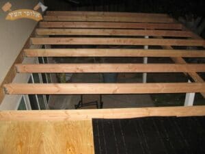 פרגולה מעץ בחצר אחורית בבית במודיעין