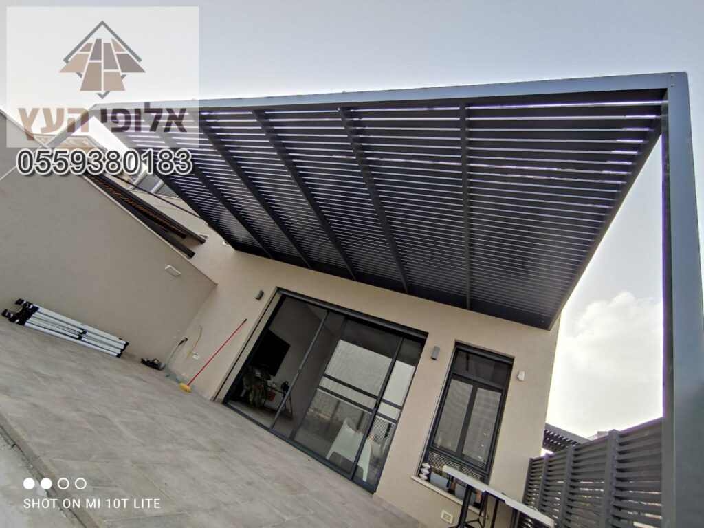פרגולה מאלומיניום מותקנת במקצועיות על גג בדירה בגבעתיים