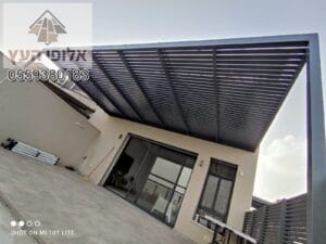 פרגולה מאלומיניום מותקנת במקצועיות על גג בדירה בגבעתיים