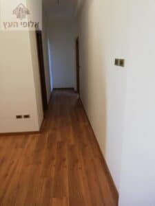 פרקט בצבע טבעי מותקן בסלון והול בדירה בקרית אתא