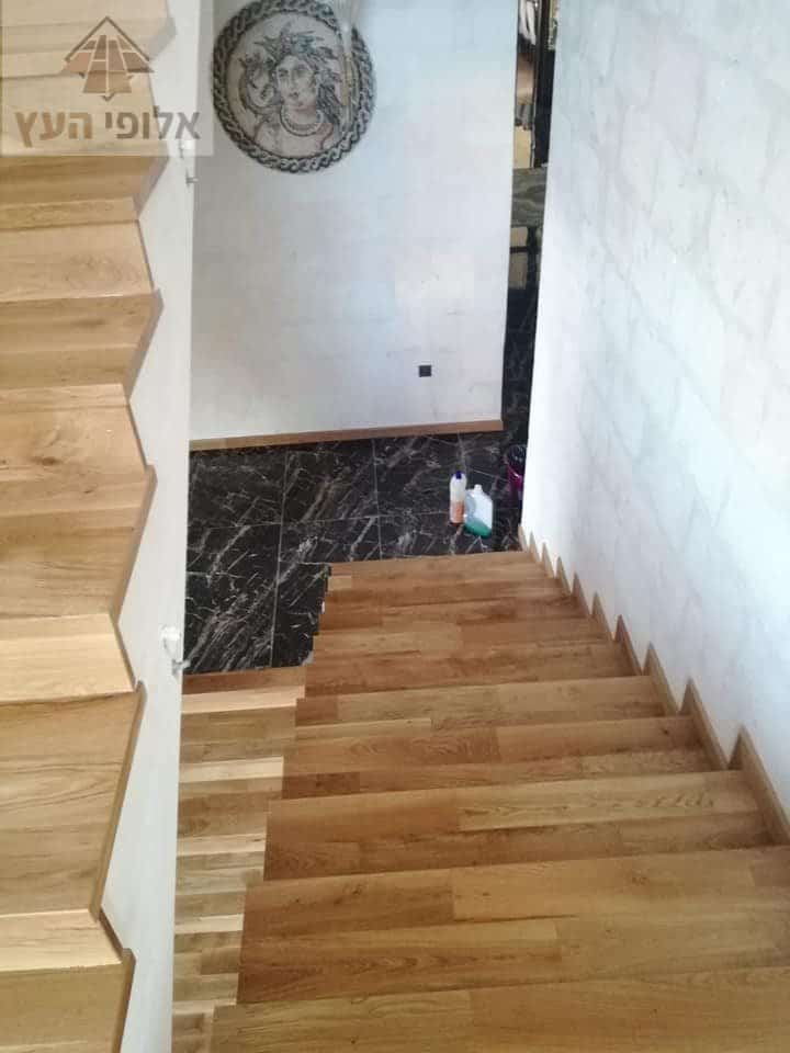 פרקטים למדרגות צבע טבעי בבית פרטי בפרדס חנה