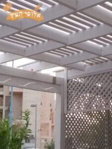 פרגולה מעץ צבע לבן בבית בהרצליה כולל הצללה קלילה
