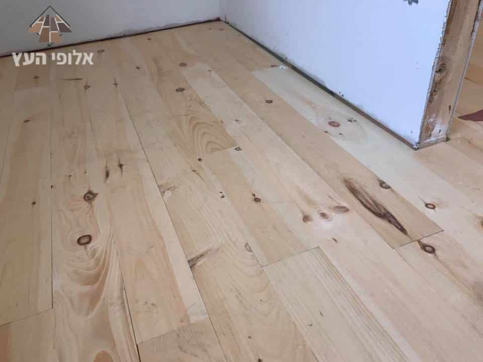 באמצע התקנת פרקט לחדרים בבית ביהוד
