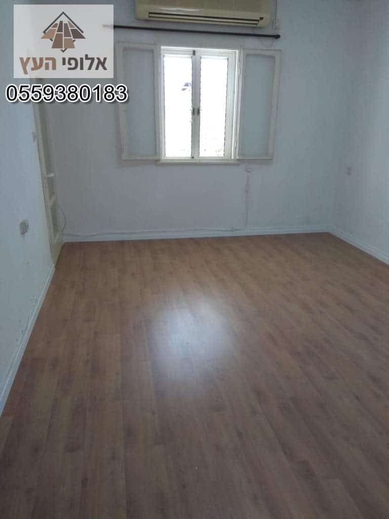 פרקט בצבע טבעי מותקן בחדרי שינה בדירת 3 חדרים בקריית ביאליק. צילום: דור