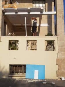 פרגולה מעץ במרפסת בדירה ברחובות כולל הצללה שמתאימה לסוכות. צילום: שחר