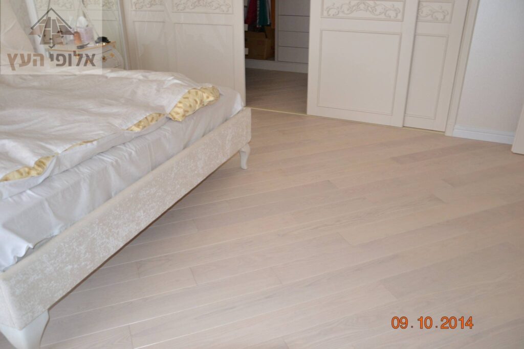 פרקטים בחדר שינה בדירה בקיסריה