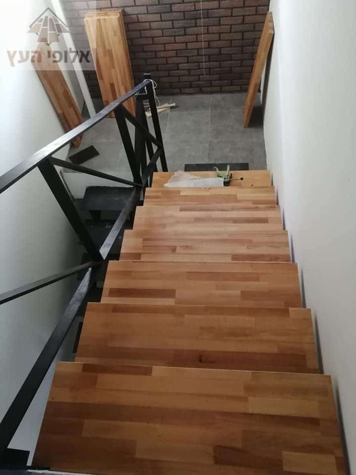 התקנת פרקט בחדר מדרגות בבית בכפר יונה