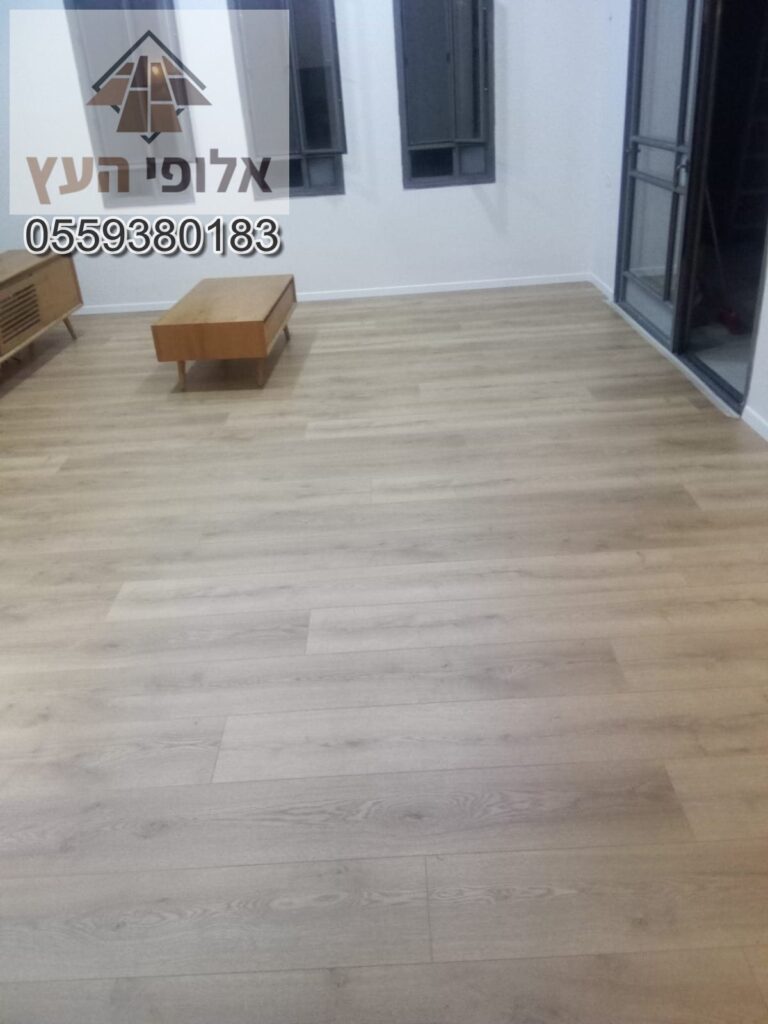 פרקטים בסלון בבית במגדל העמק