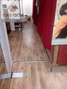 פרקט מסוג פולימרי עמיד במים מותקן במשרד בקיסריה