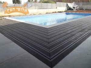 דק סינטטי דקורטיבי מותקן מסביב לבריכה - צבע אפור כהה