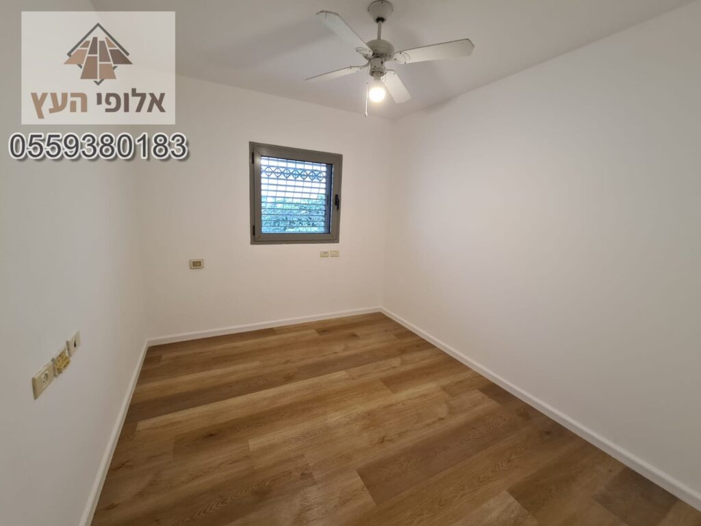 פרקט עמיד במים בסגנון טבעי מותקן בחדרים בבית פרטי בנשר