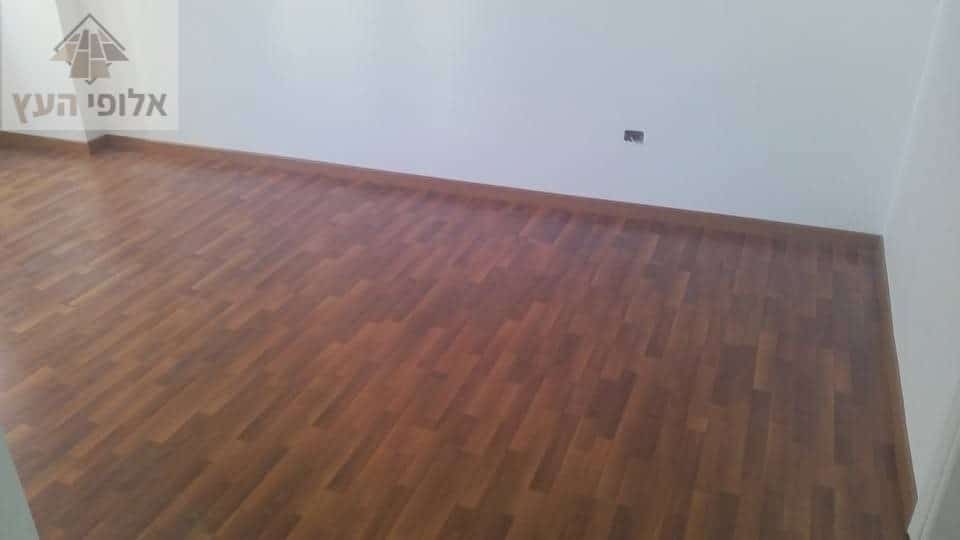 פרקטים בצבע דובדבן מותקן בדירה בשדרות