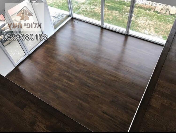 פרקט בסגנון כהה מותקן בבית פרטי במושב בצפון