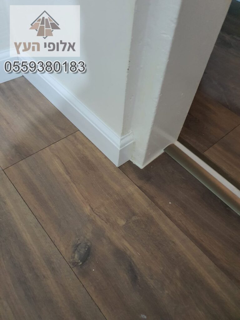 פרקטים בסגנון כהה מותקנים בדירה בקרית מלאכי