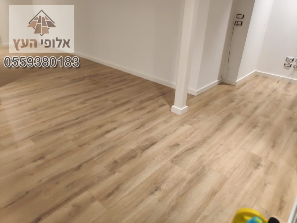 פרקט פולימרי מותקן בדירת 4 חדרים אחרי שיפוץ במרכז תל אביב