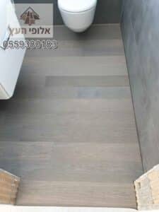 פרקט פולימרי עמיד במים מותקן בשירותים ומטבח בדירת 4 חדרים ברמת גן