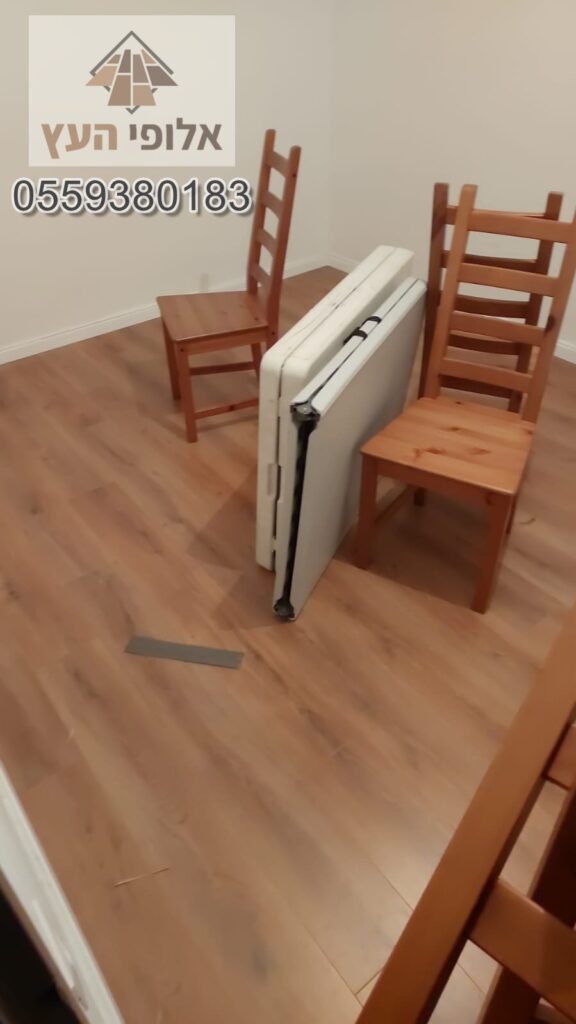 פרקט SPC בסגנון דובדבן בהיר מותקן בחדרי שינה בדירה